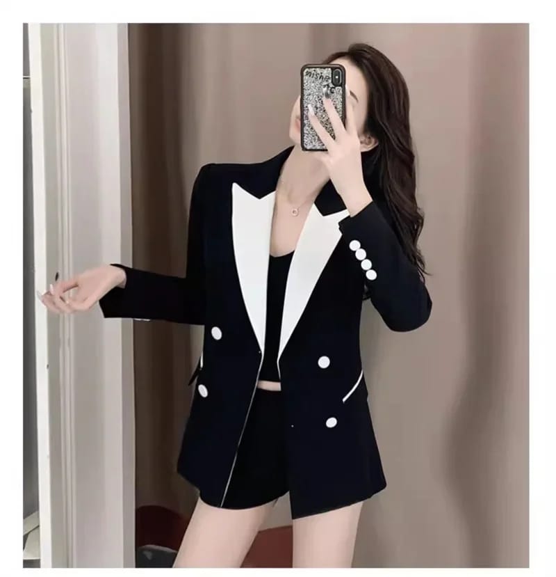 Women's Contrast Color Blazer Jacket - Stylish Autumn Trench Coat Design for Fashionable Ladies showcase 3