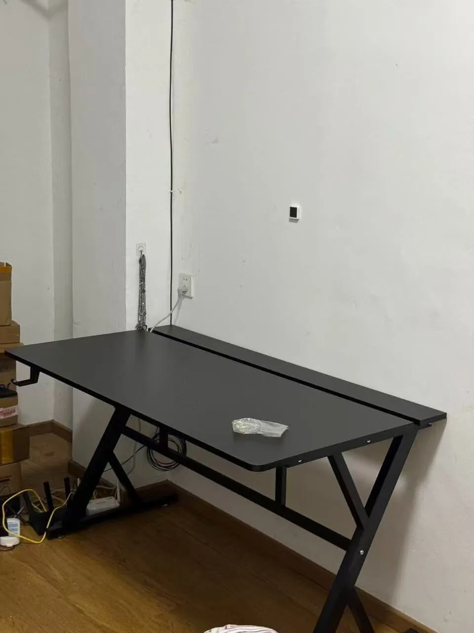 Modern Ergonomic Z-Leg Gaming Desk with Wide Carbon Fiber Texture Desktop and Cup Holder - Image 4