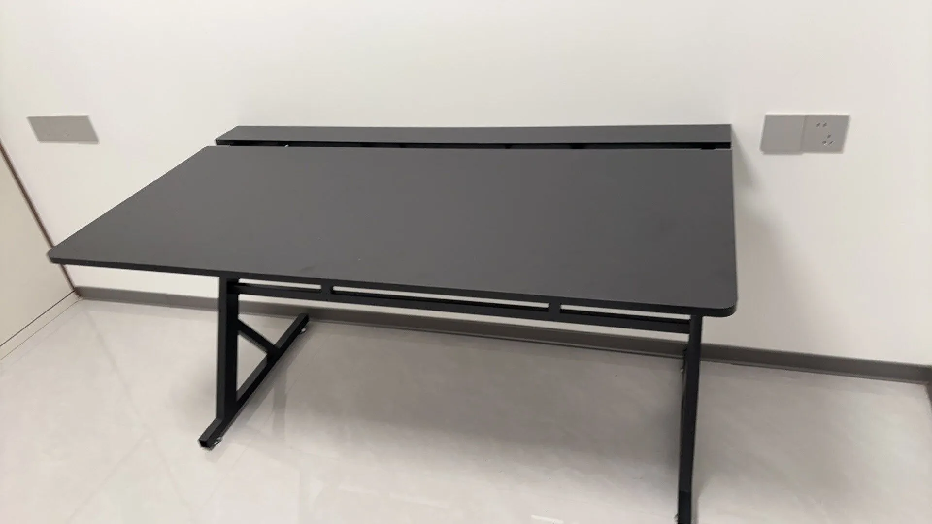 Modern Ergonomic Z-Leg Gaming Desk with Wide Carbon Fiber Texture Desktop and Cup Holder - Image 7