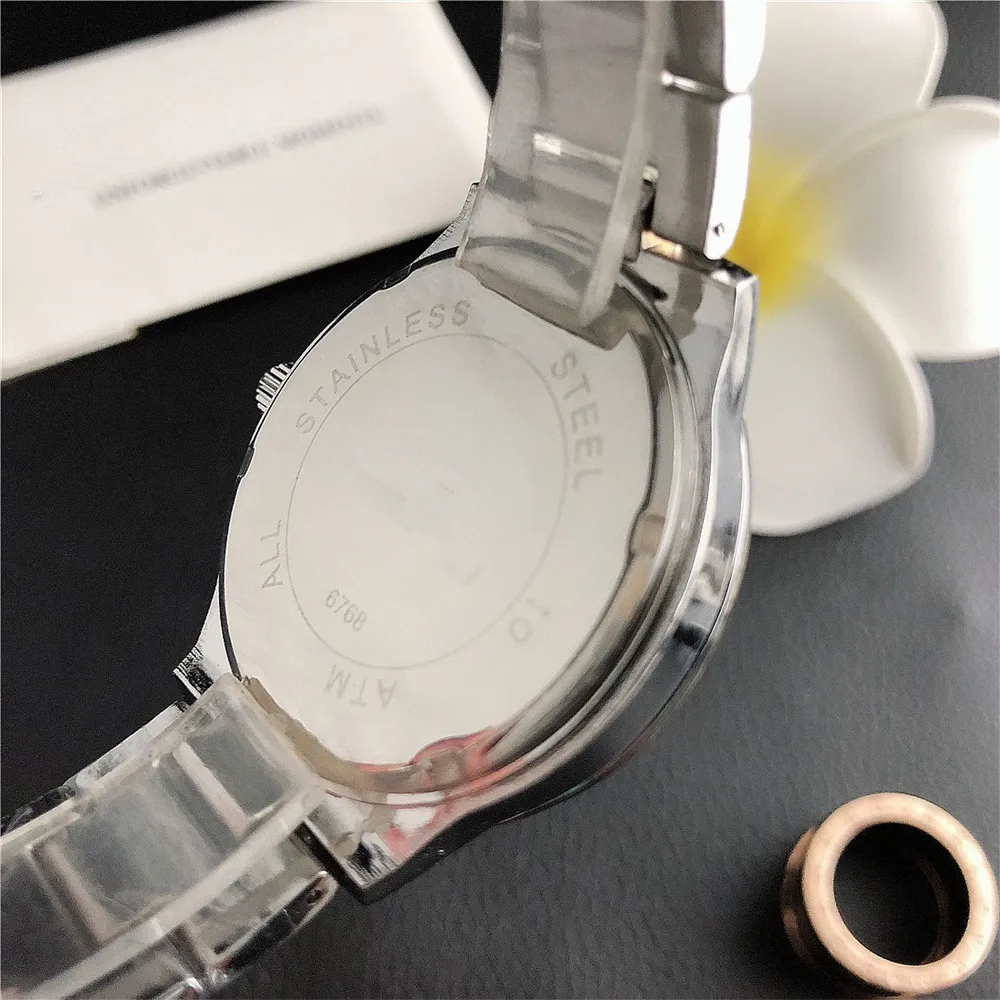 Men's Business Quartz Wrist Watch Elegant Striped Dial Stainless Steel Band Casual Fashion Timepiece for Men Wholesale showcase 10