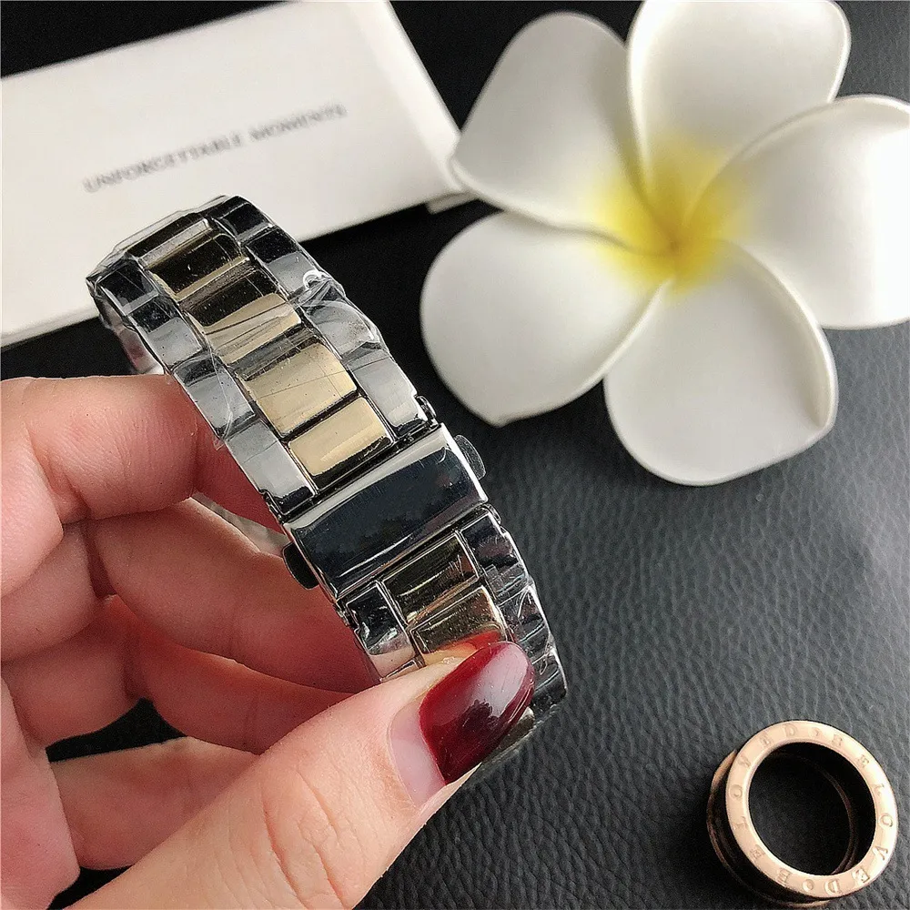 Men's Business Quartz Wrist Watch Elegant Striped Dial Stainless Steel Band Casual Fashion Timepiece for Men Wholesale showcase 9