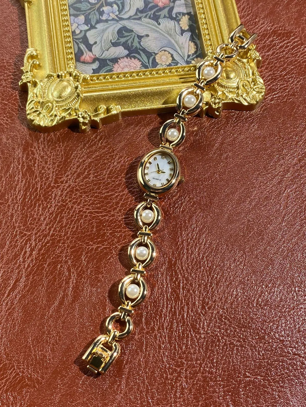 Women's Vintage Style Oval Quartz Watch with Faux Pearl Bracelet - Elegant Ladies Wristwatch Fashion Jewelry Gift showcase 2
