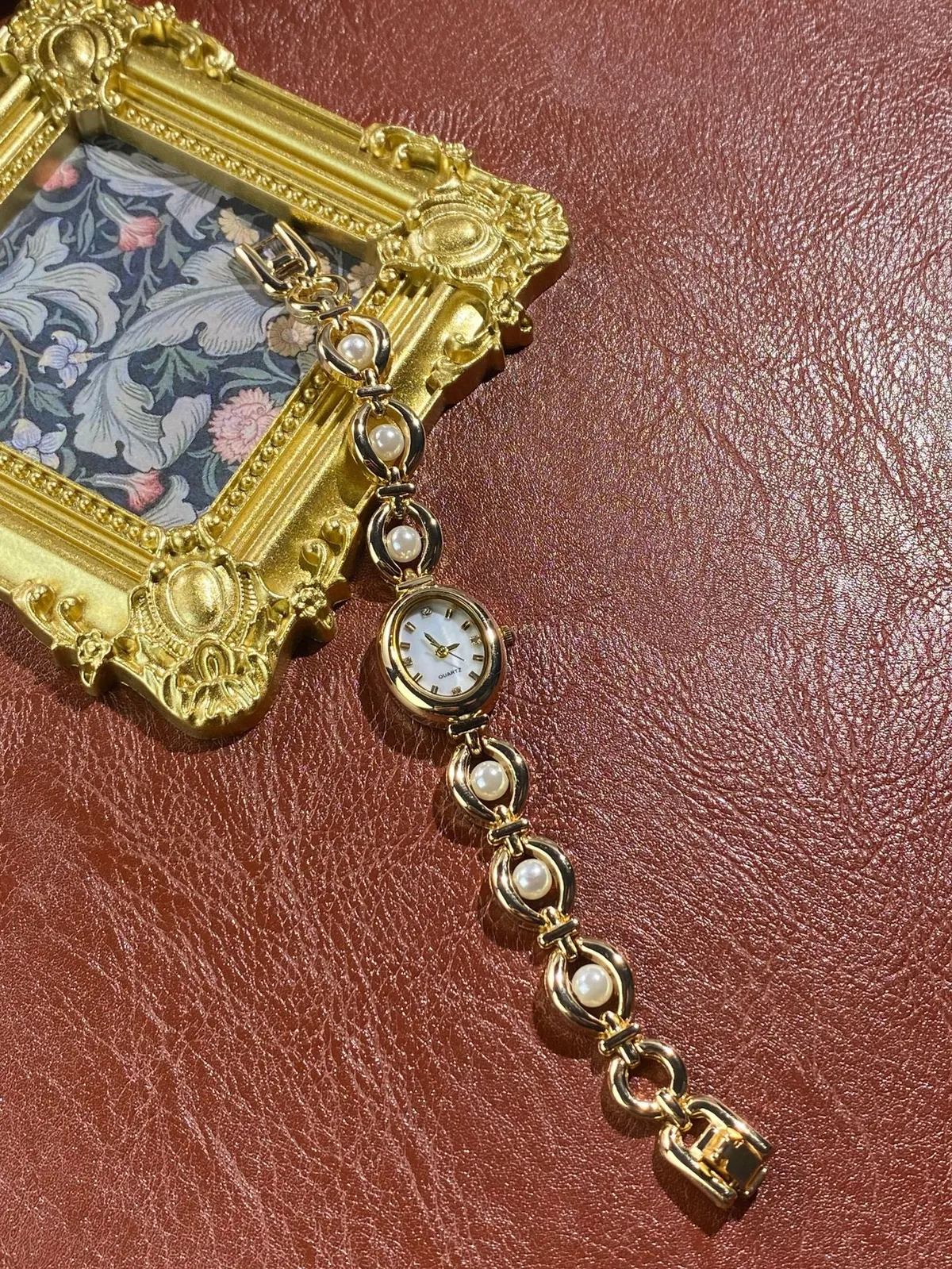 Women's Vintage Style Oval Quartz Watch with Faux Pearl Bracelet - Elegant Ladies Wristwatch Fashion Jewelry Gift showcase 1