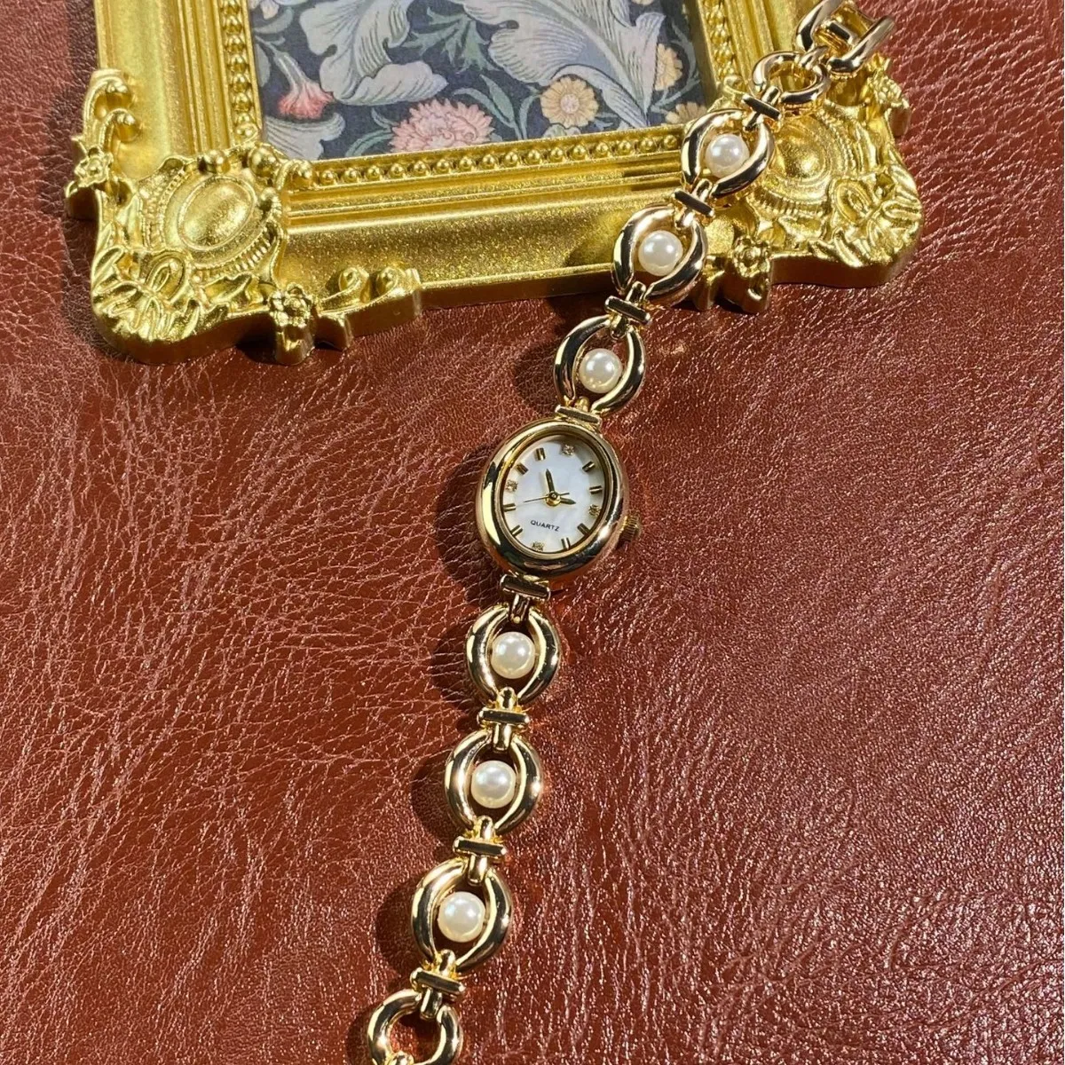 Women's Vintage Style Oval Quartz Watch with Faux Pearl Bracelet - Elegant Ladies Wristwatch Fashion Jewelry Gift thumbnail 2