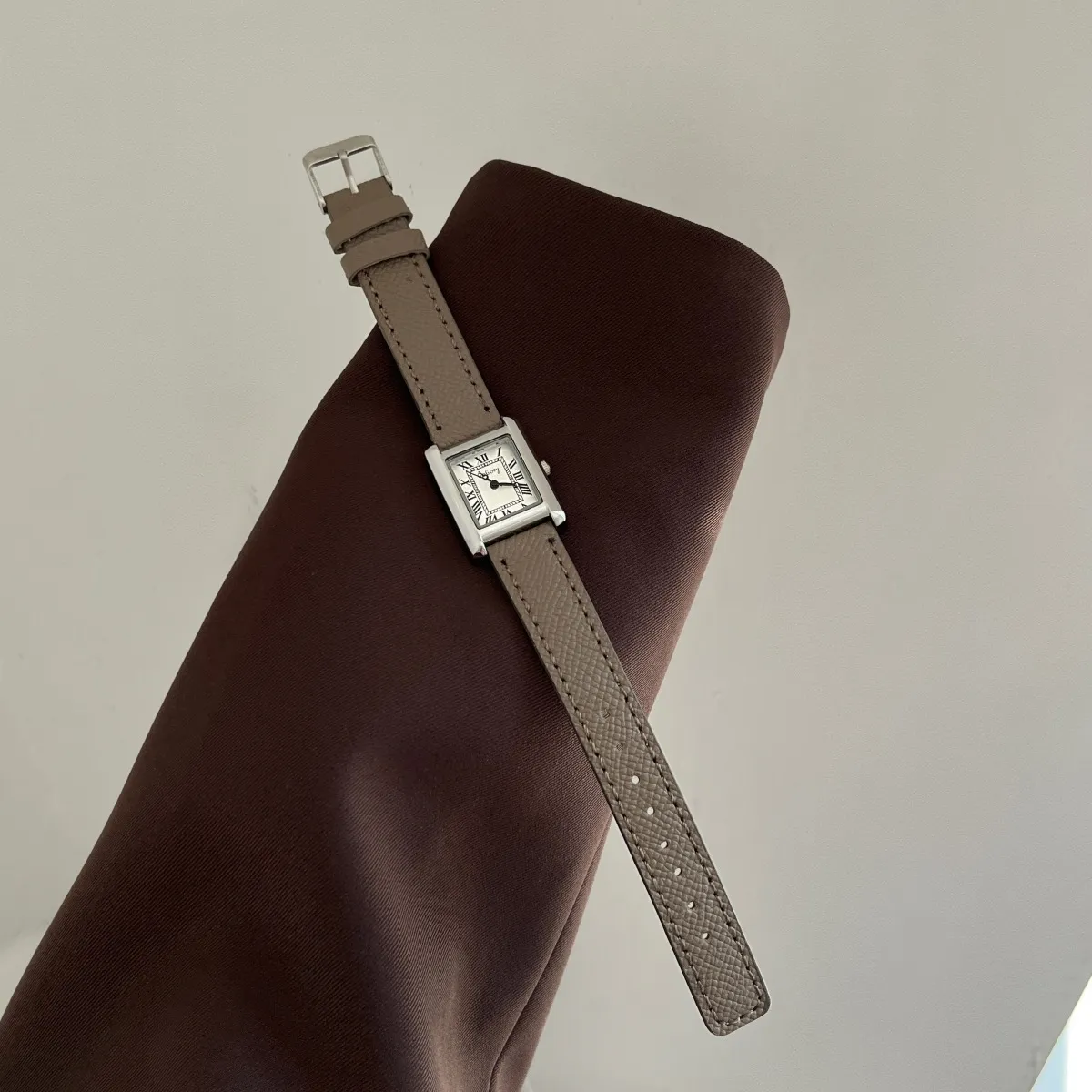 Square Women's Wrist Watch Retro Tank Style with Lychee Pattern Leather Belt, Elegant Quartz Analog Watch for Ladies and Girls showcase 2