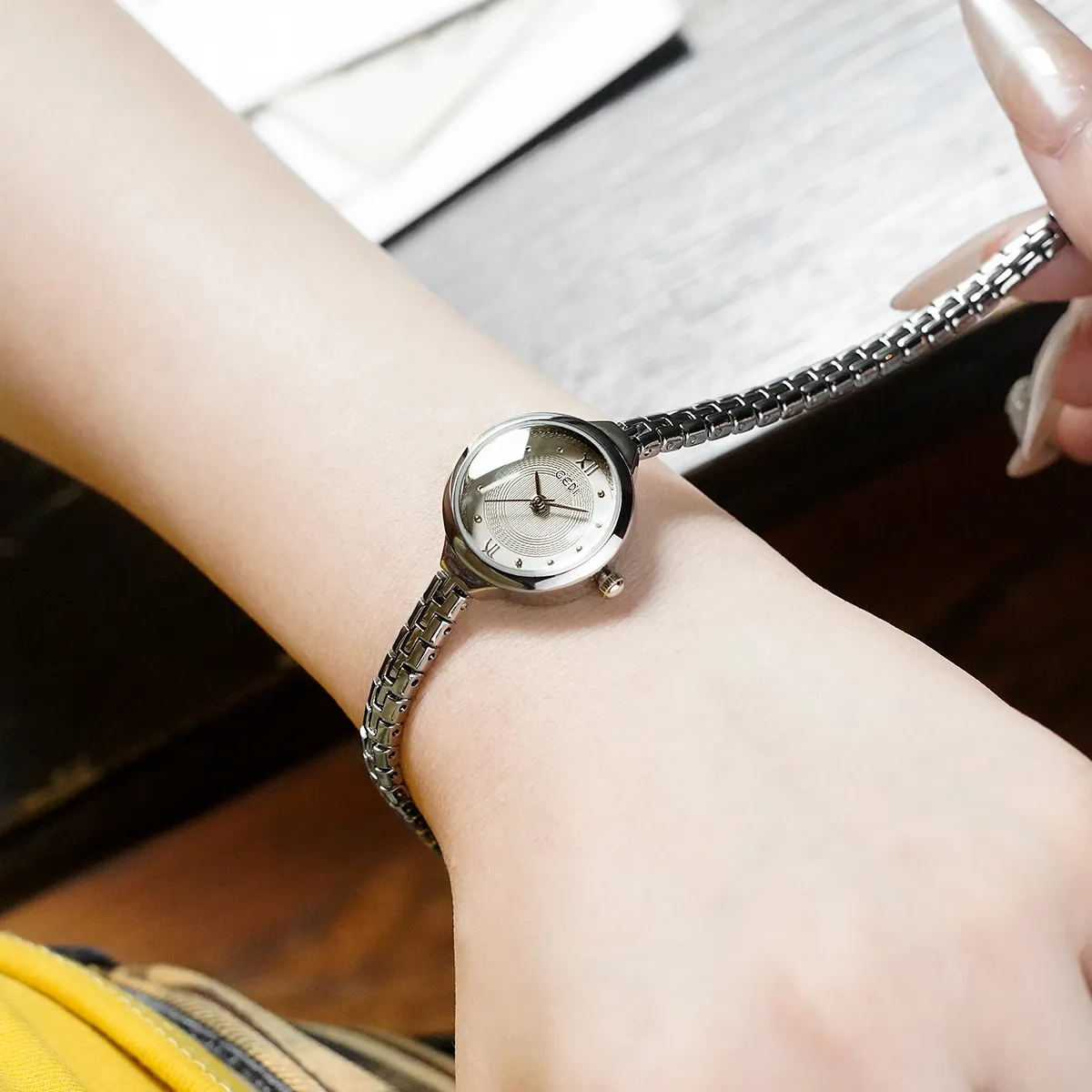 Gold Women's Quartz Bracelet Watch Waterproof Small Exquisite Luxury Niche Second-Hand Style Versatile Wristwatch for Ladies Fashion thumbnail 3