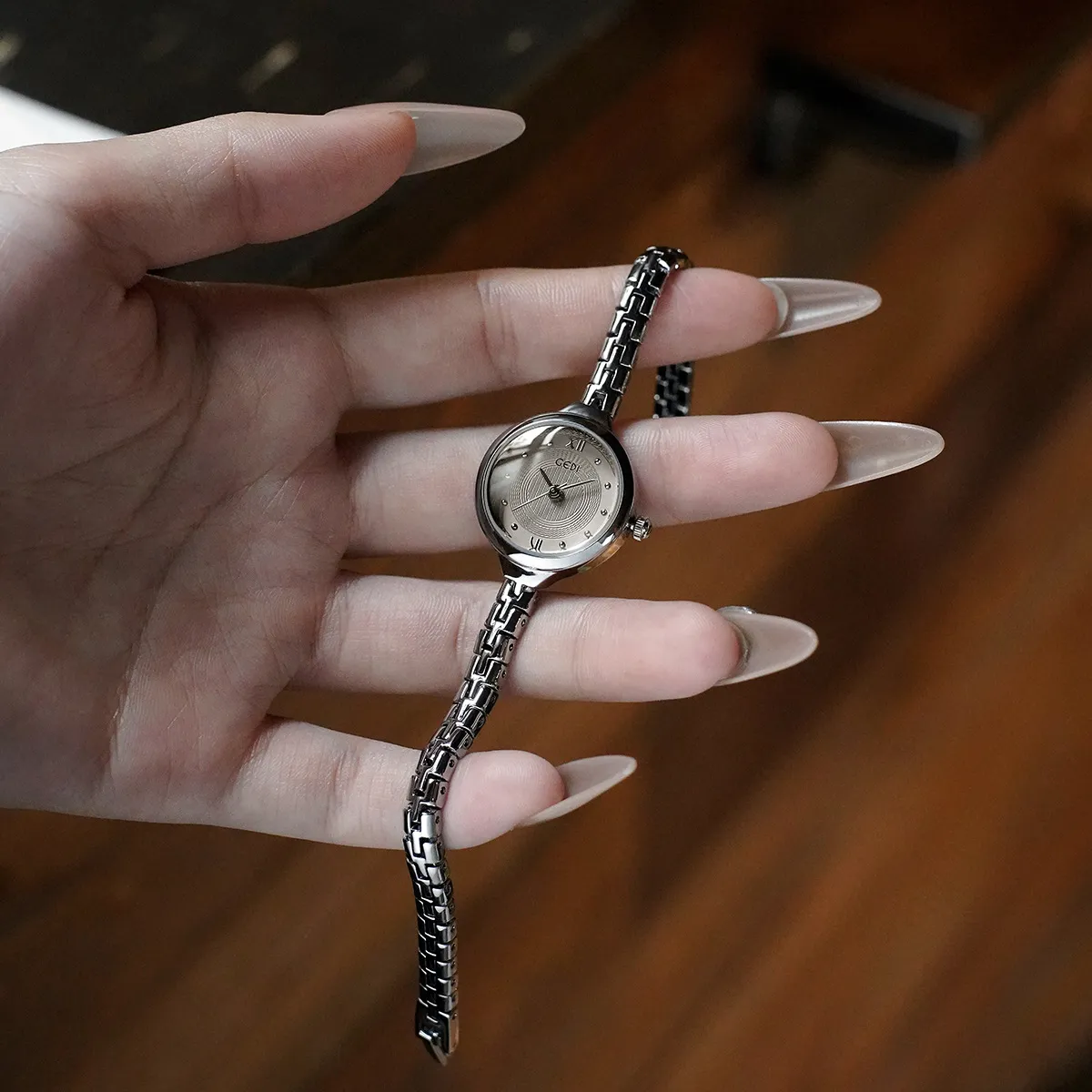 Gold Women's Quartz Bracelet Watch Waterproof Small Exquisite Luxury Niche Second-Hand Style Versatile Wristwatch for Ladies Fashion thumbnail 2