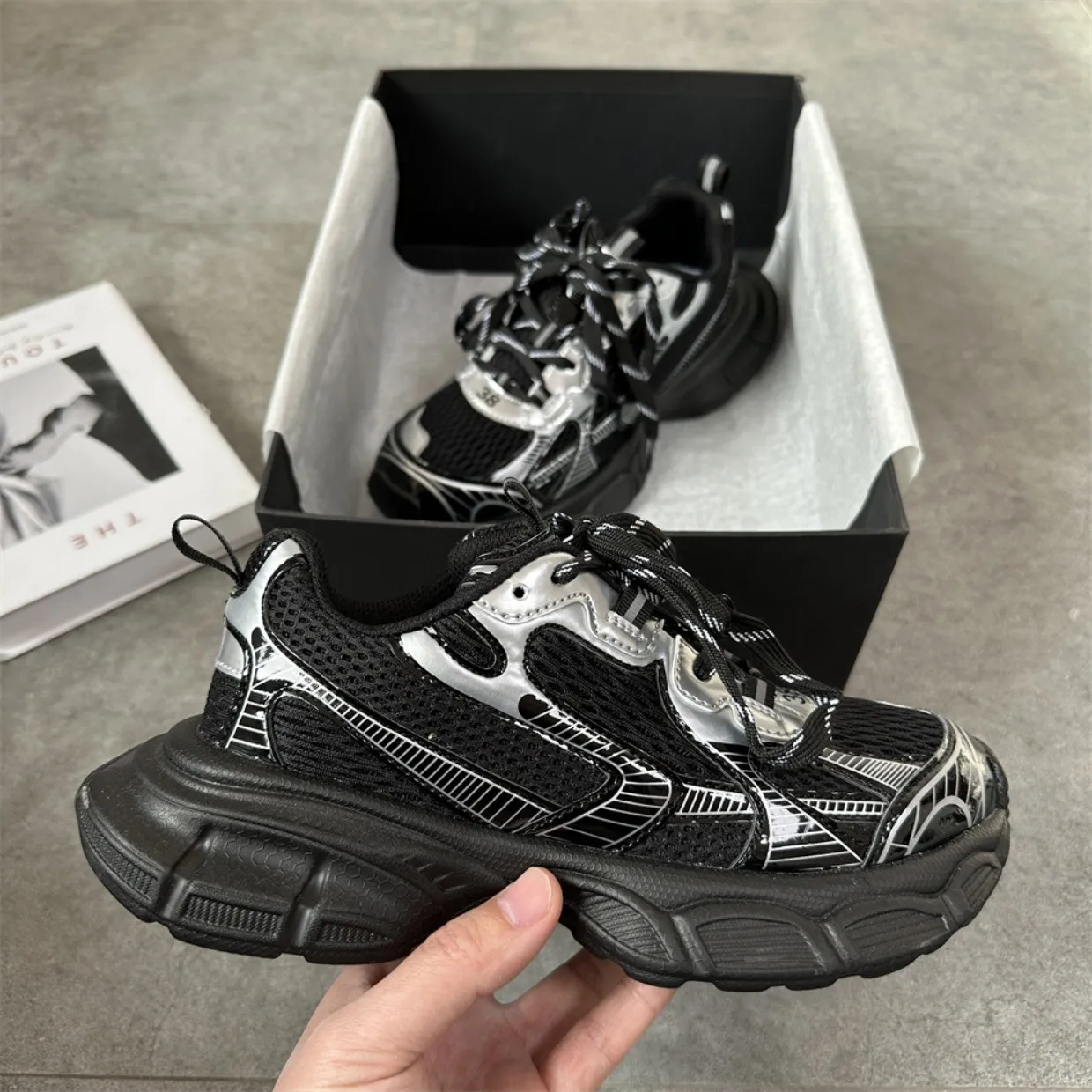 Men's Chunky Sneakers Fashion Street Style Dad Shoes Lightweight Thick Sole Casual Sports Shoes Couple Sneakers thumbnail 6