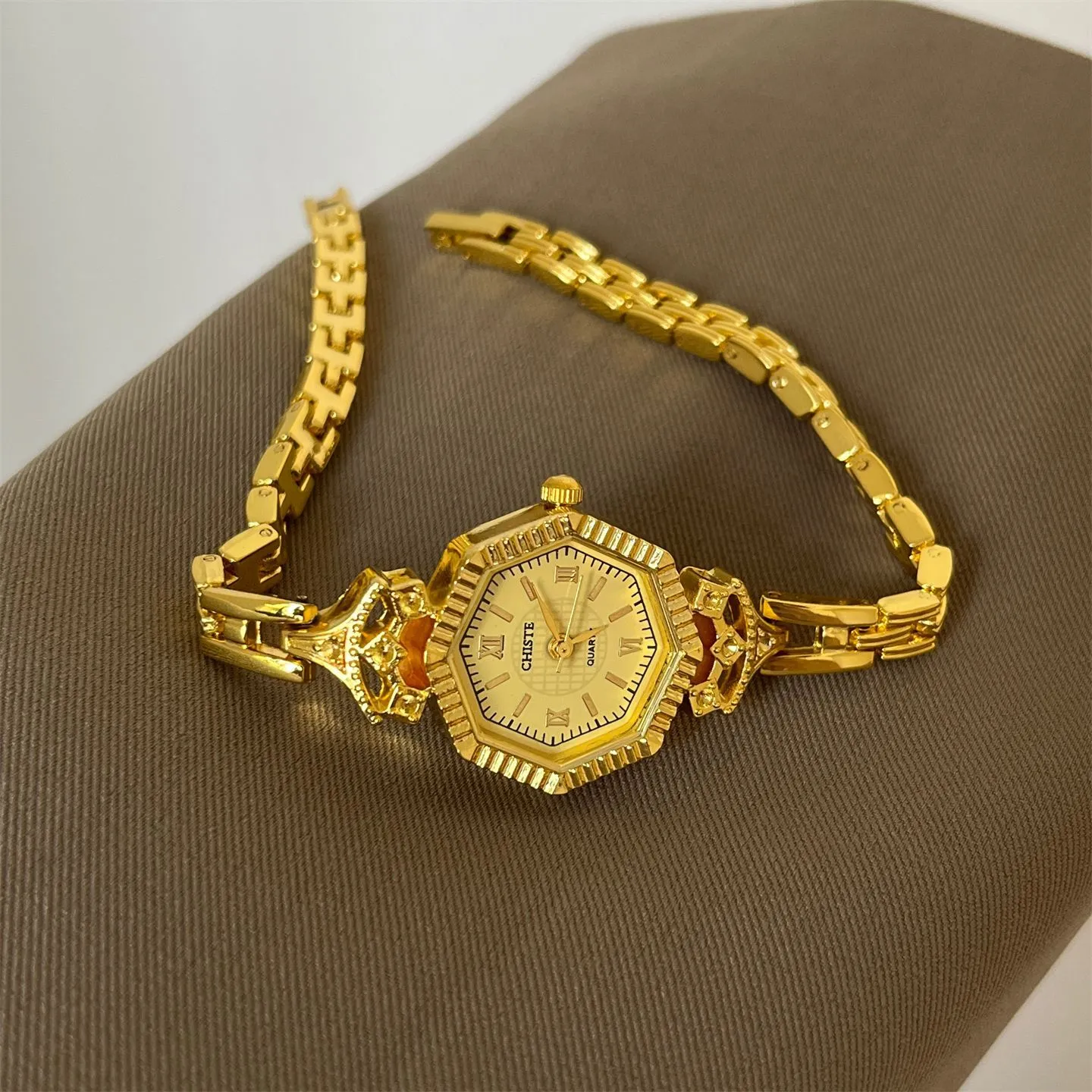 Vintage Style Women's Bracelet Watch - Elegant Gold Finish, Exquisite Design, Perfect for Junior High Students and Ladies - Popular Luxury Timepiece thumbnail 6