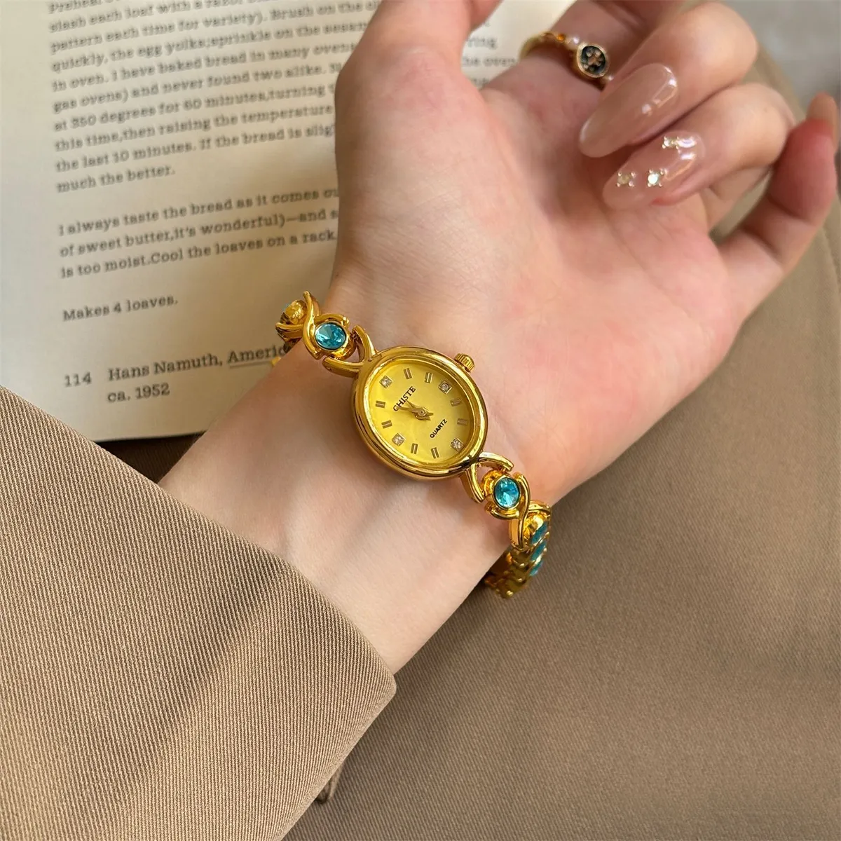 Vintage Style Women's Bracelet Watch - Elegant Gold Finish, Exquisite Design, Perfect for Junior High Students and Ladies - Popular Luxury Timepiece showcase 10