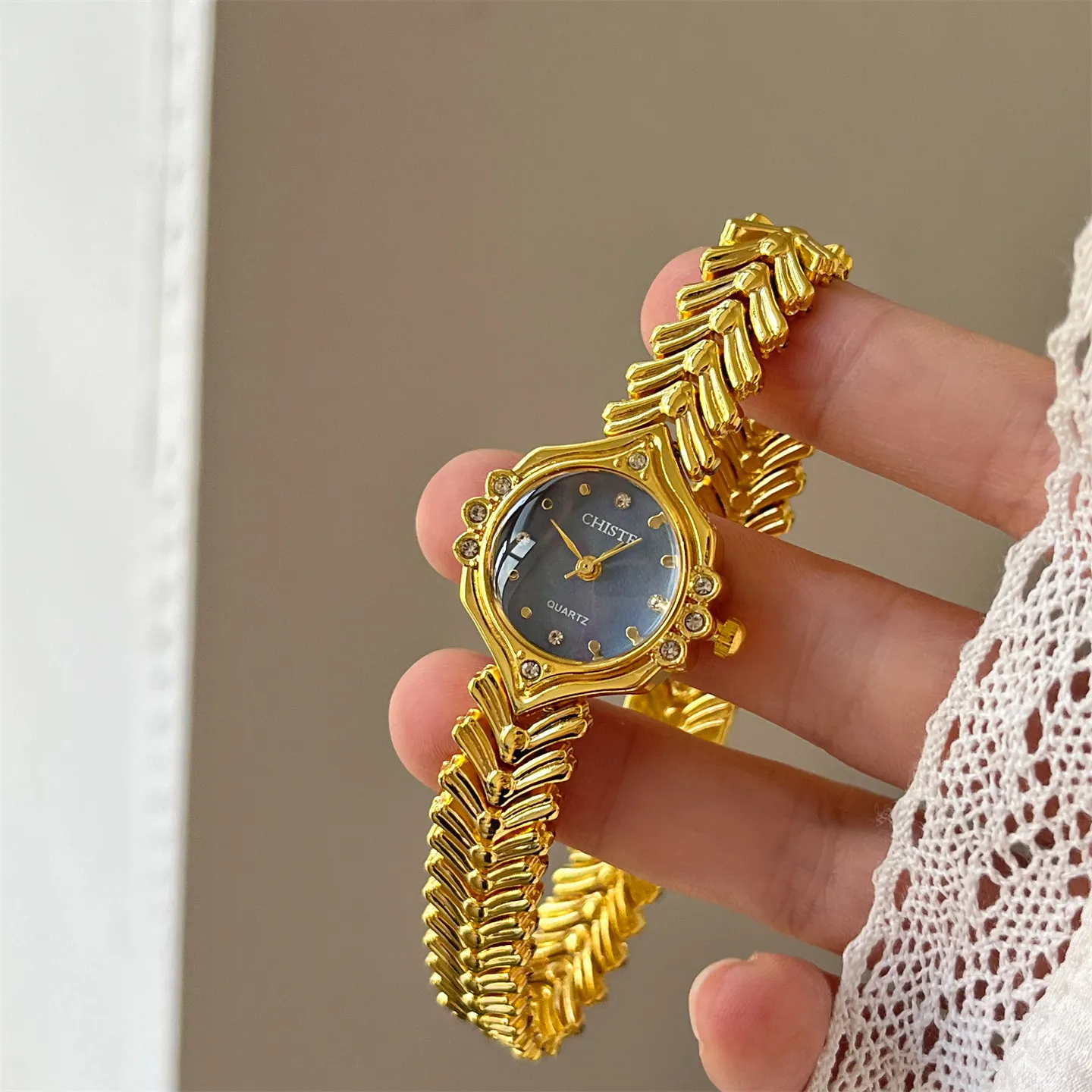 Vintage Style Women's Bracelet Watch - Elegant Gold Finish, Exquisite Design, Perfect for Junior High Students and Ladies - Popular Luxury Timepiece thumbnail 3