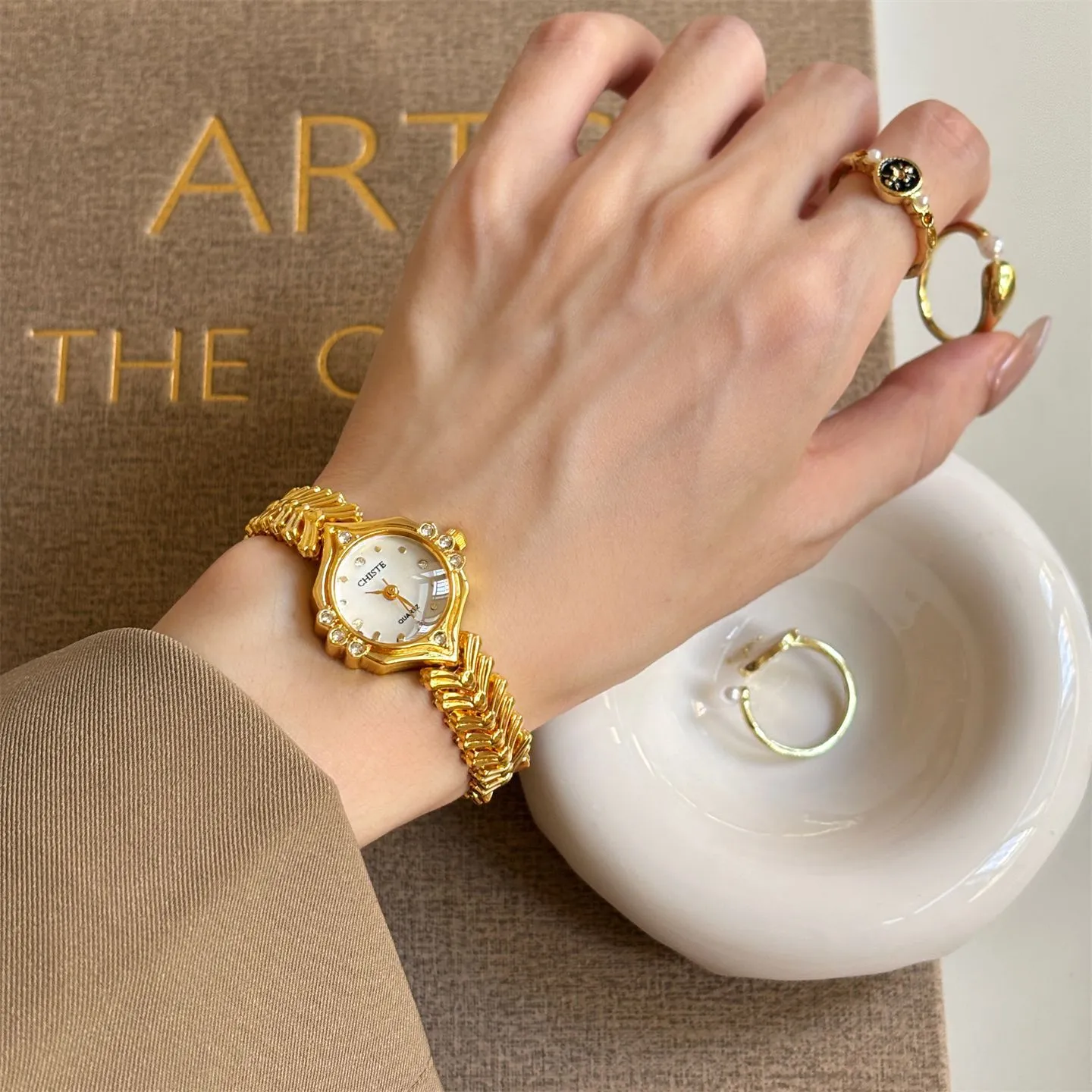 Vintage Style Women's Bracelet Watch - Elegant Gold Finish, Exquisite Design, Perfect for Junior High Students and Ladies - Popular Luxury Timepiece thumbnail 8