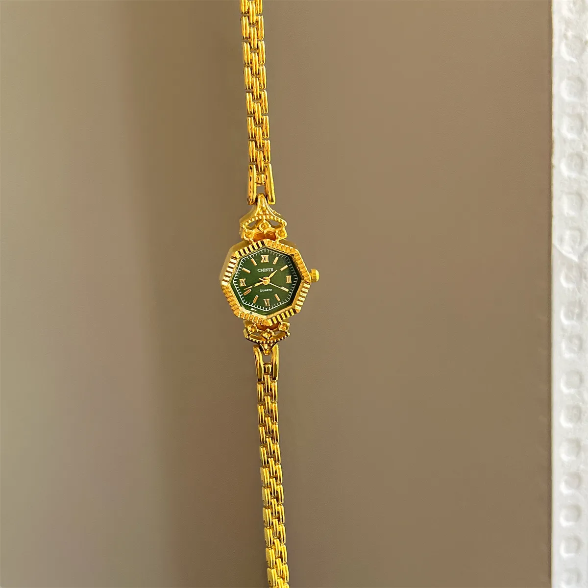 Vintage Style Women's Bracelet Watch - Elegant Gold Finish, Exquisite Design, Perfect for Junior High Students and Ladies - Popular Luxury Timepiece showcase 3