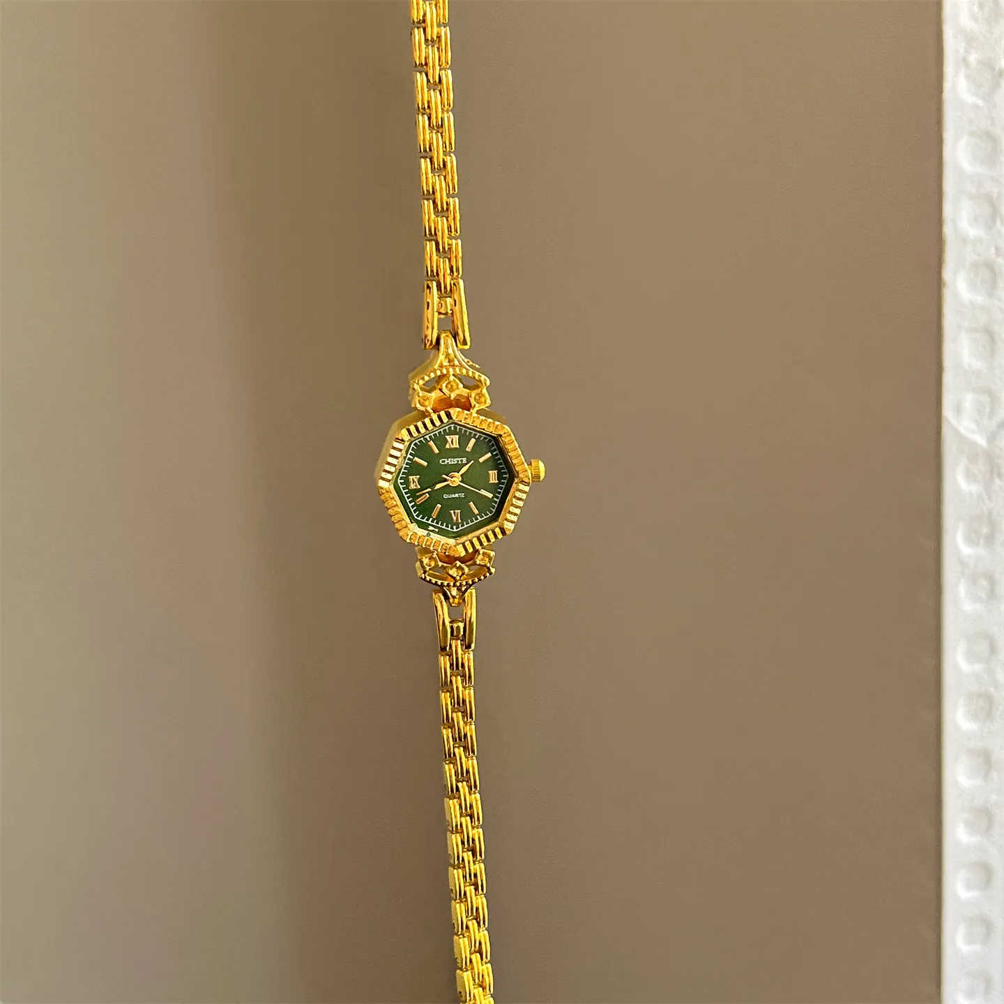 Vintage Style Women's Bracelet Watch - Elegant Gold Finish, Exquisite Design, Perfect for Junior High Students and Ladies - Popular Luxury Timepiece thumbnail 7