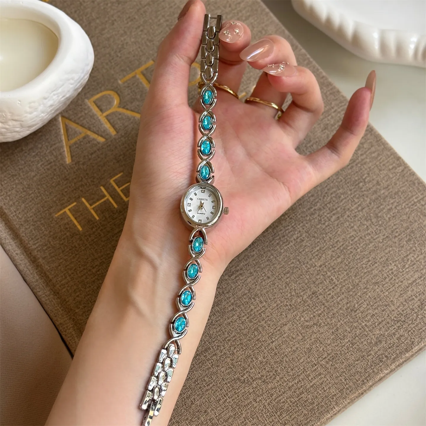 Vintage Style Women's Bracelet Watch - Elegant Gold Finish, Exquisite Design, Perfect for Junior High Students and Ladies - Popular Luxury Timepiece thumbnail 4
