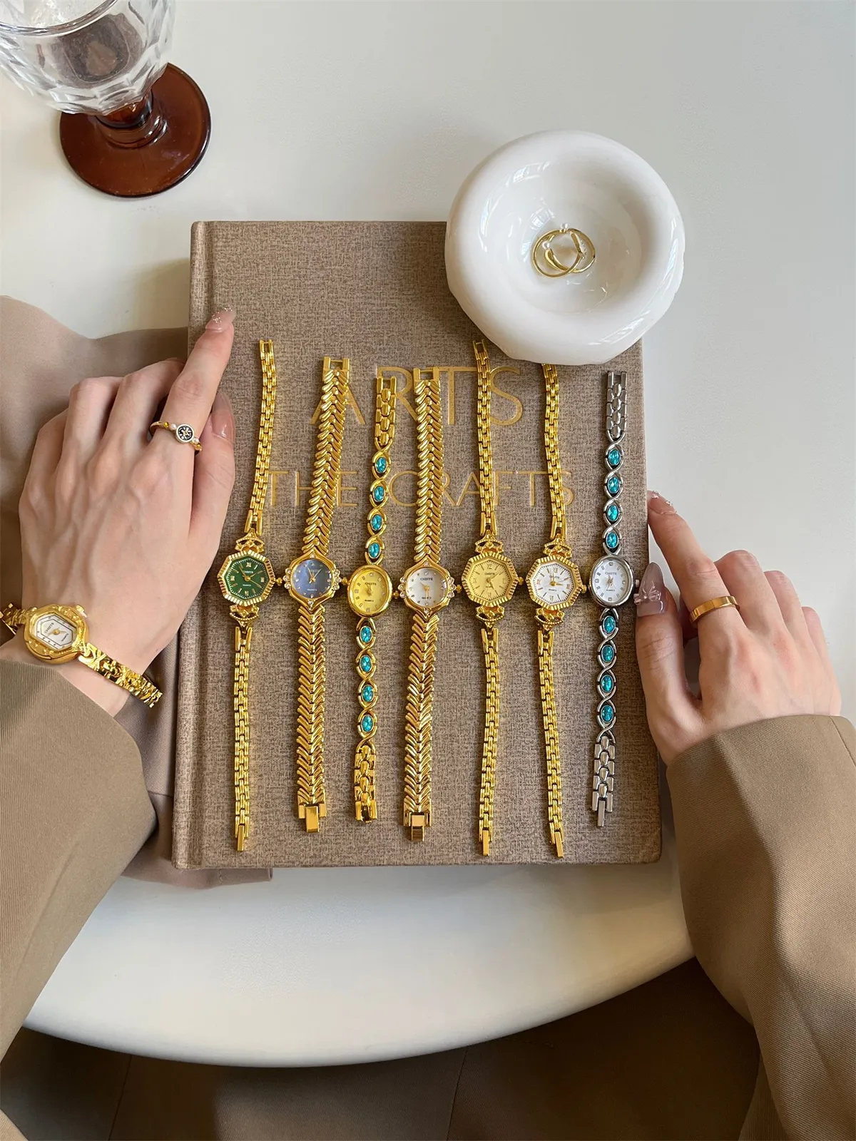 Vintage Style Women's Bracelet Watch - Elegant Gold Finish, Exquisite Design, Perfect for Junior High Students and Ladies - Popular Luxury Timepiece showcase 1