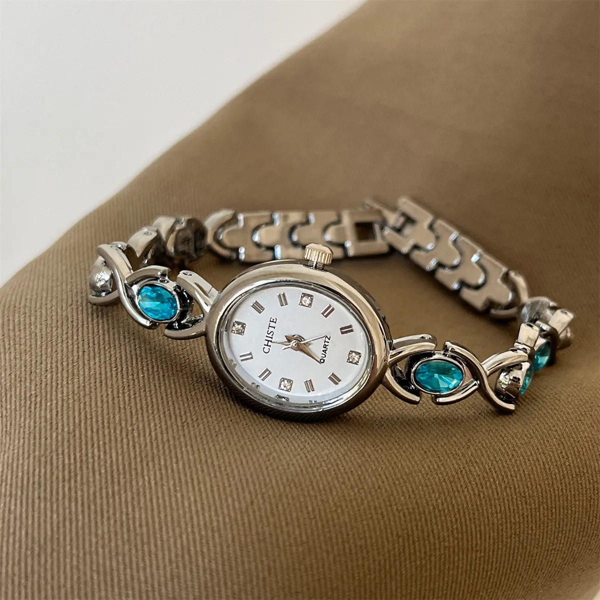 Vintage Style Women's Bracelet Watch - Elegant Gold Finish, Exquisite Design, Perfect for Junior High Students and Ladies - Popular Luxury Timepiece showcase 8