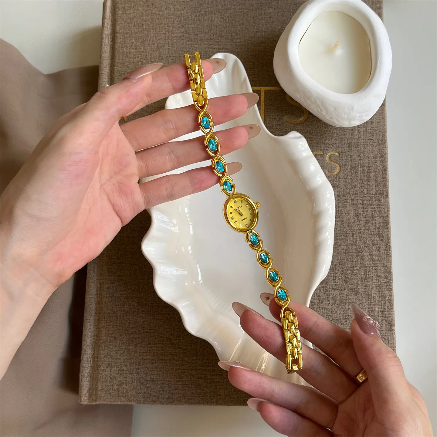 Vintage Style Women's Bracelet Watch - Elegant Gold Finish, Exquisite Design, Perfect for Junior High Students and Ladies - Popular Luxury Timepiece thumbnail 5