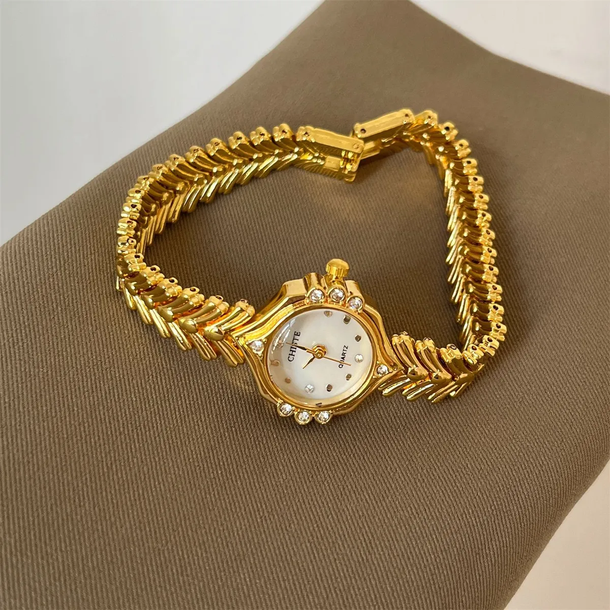 Vintage Style Women's Bracelet Watch - Elegant Gold Finish, Exquisite Design, Perfect for Junior High Students and Ladies - Popular Luxury Timepiece showcase 4