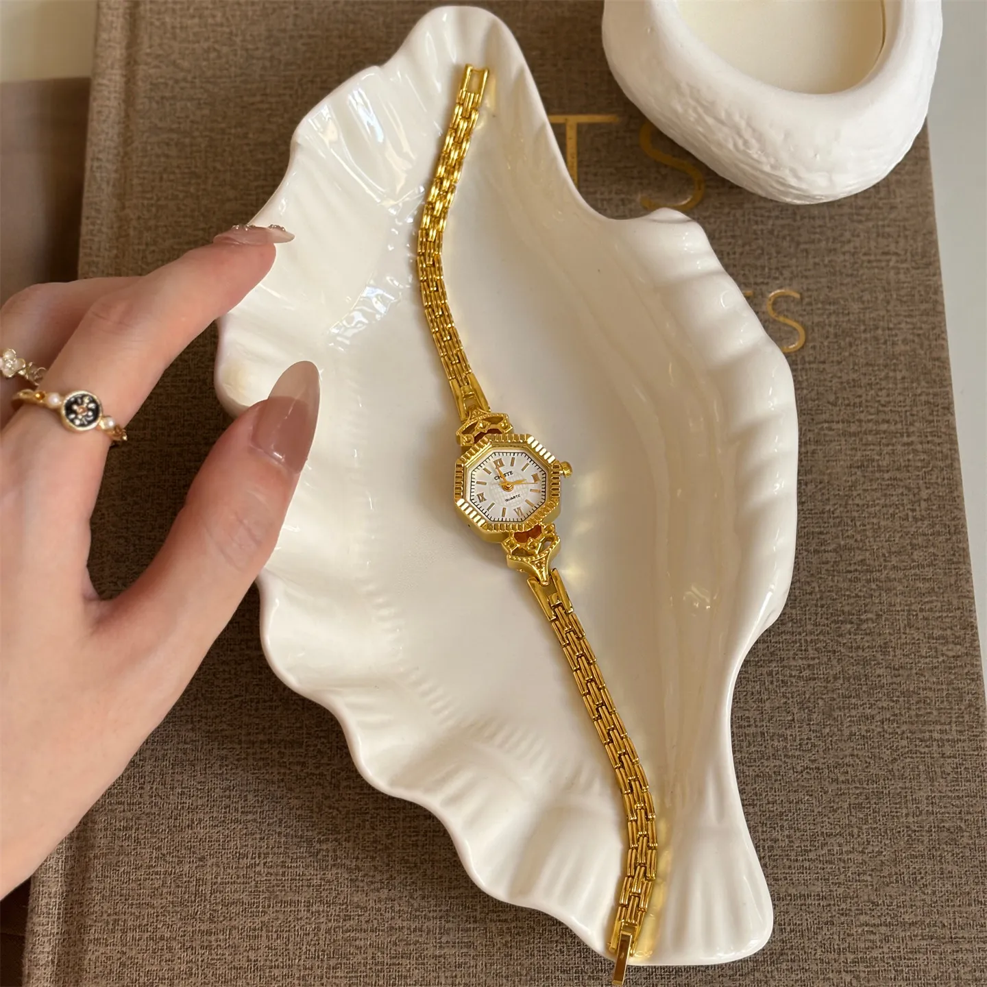 Vintage Style Women's Bracelet Watch - Elegant Gold Finish, Exquisite Design, Perfect for Junior High Students and Ladies - Popular Luxury Timepiece thumbnail 2