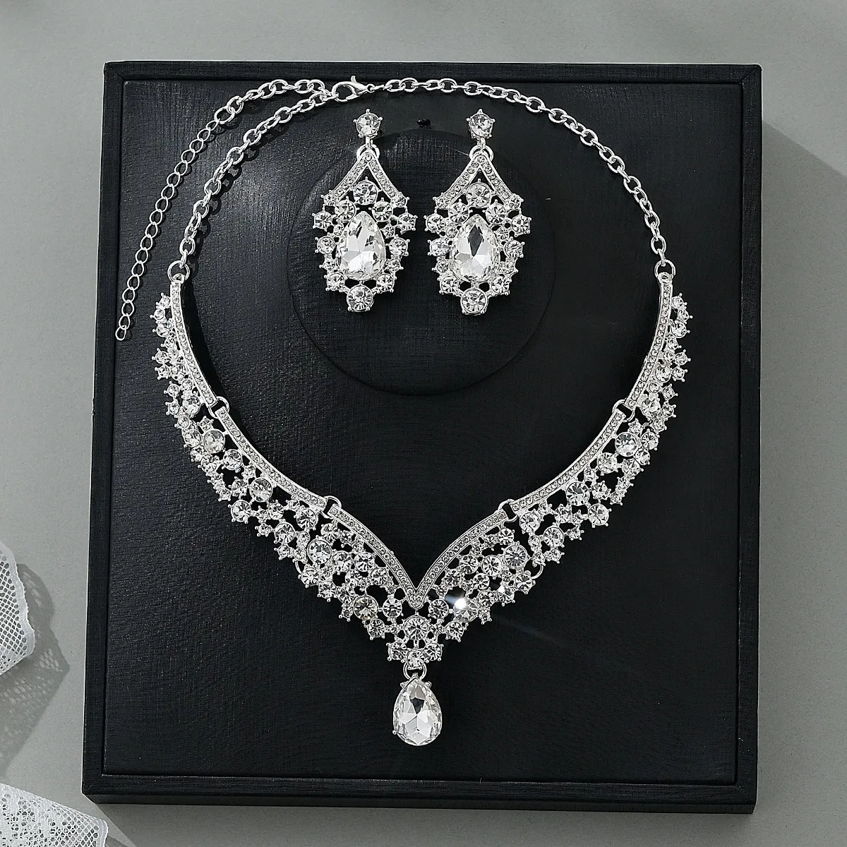 Rhinestone Jewelry Set for Women - European American Style Necklace and Earrings - Exaggerated Retro Alloy Fashion Jewelry Set showcase 10