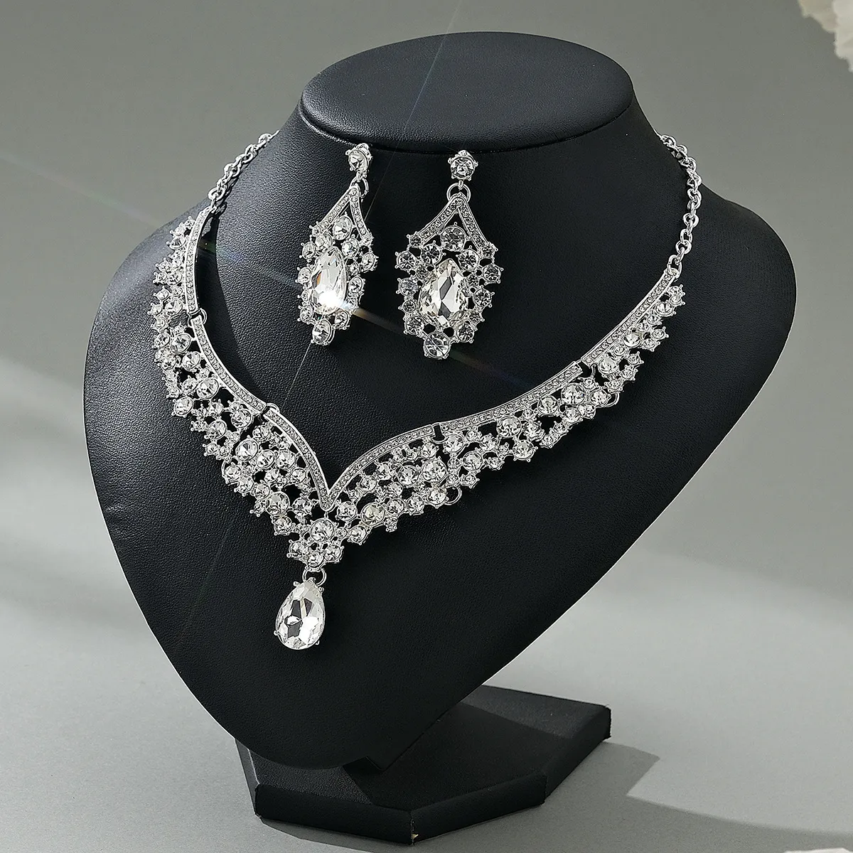 Rhinestone Jewelry Set for Women - European American Style Necklace and Earrings - Exaggerated Retro Alloy Fashion Jewelry Set showcase 11