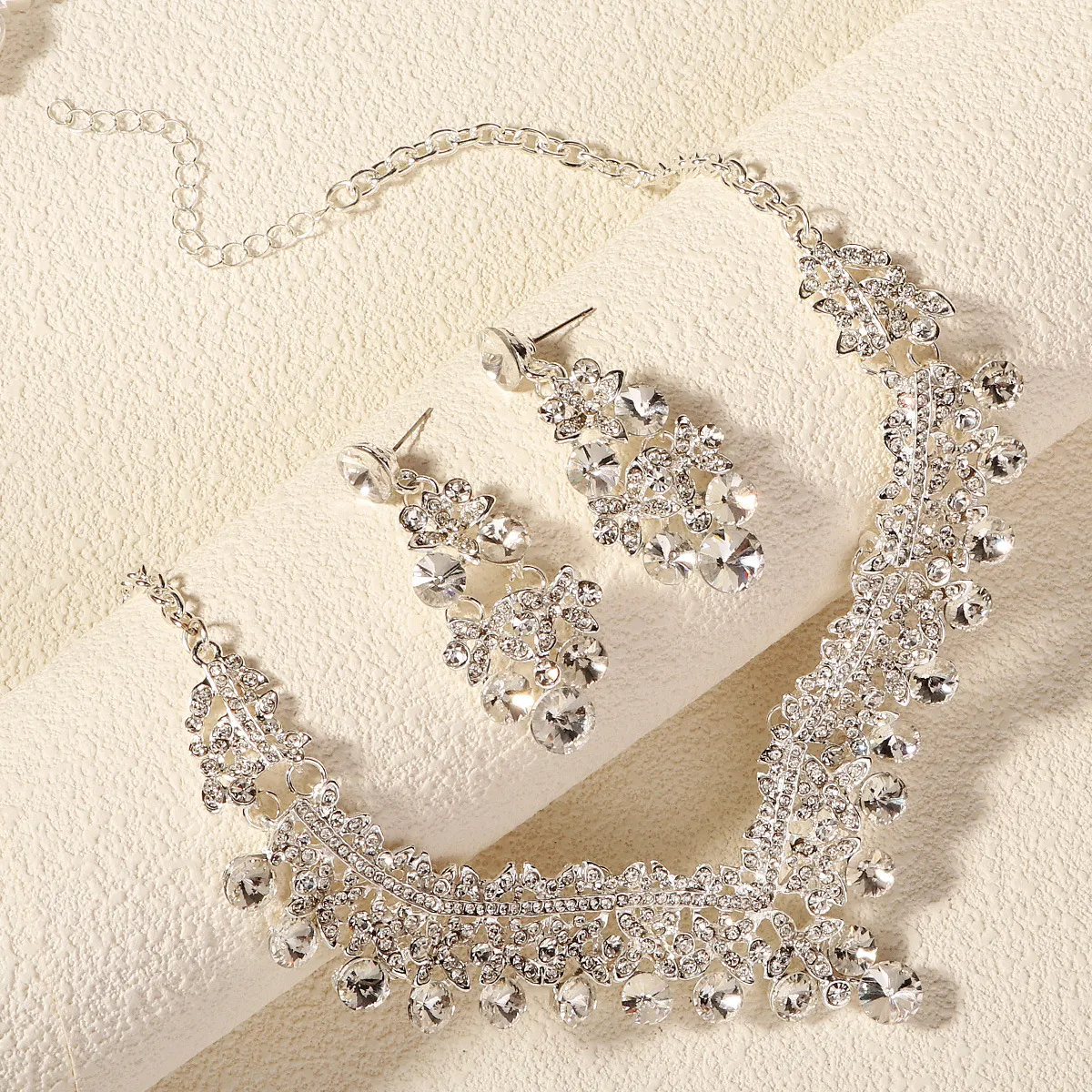 Rhinestone Jewelry Set for Women - European American Style Necklace and Earrings - Exaggerated Retro Alloy Fashion Jewelry Set showcase 19