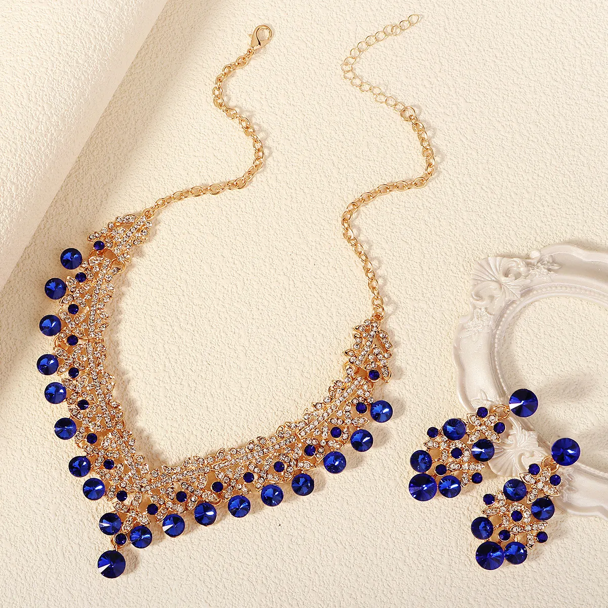Rhinestone Jewelry Set for Women - European American Style Necklace and Earrings - Exaggerated Retro Alloy Fashion Jewelry Set showcase 18