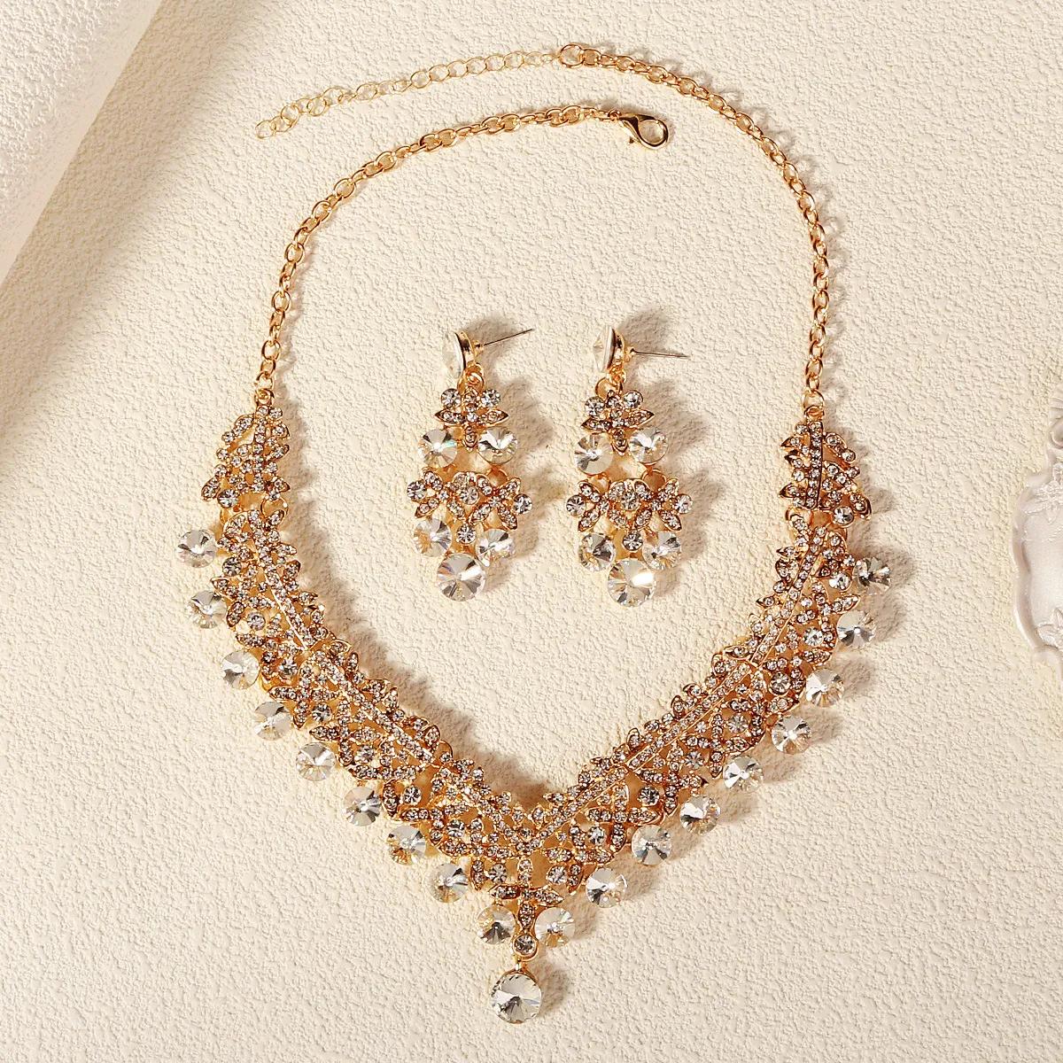 Rhinestone Jewelry Set for Women - European American Style Necklace and Earrings - Exaggerated Retro Alloy Fashion Jewelry Set showcase 17