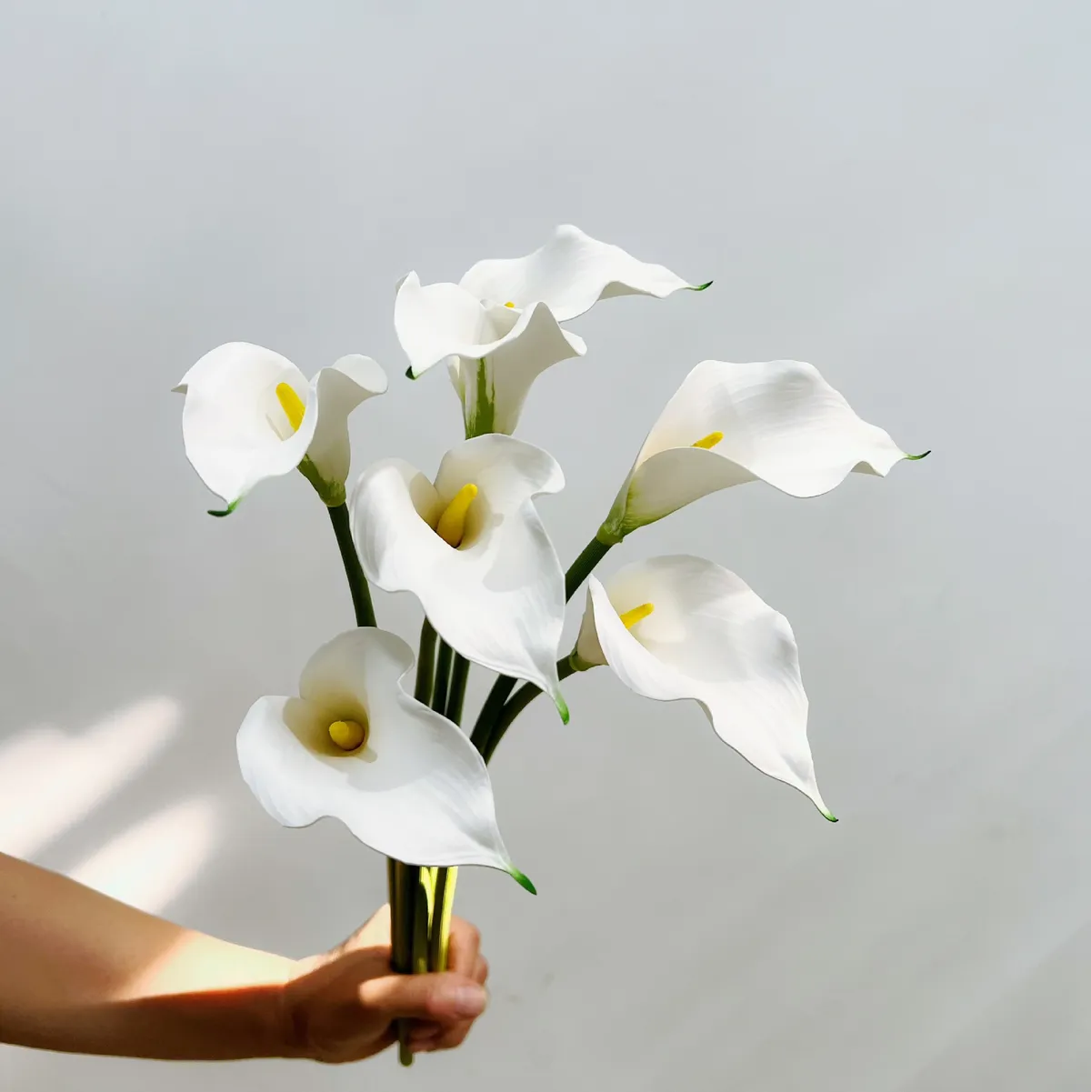 Artificial Calla Lily Flowers for Wedding Home Decoration - Single Stem Real Touch Faux Floral Arrangement Accessories Photography Props showcase 3