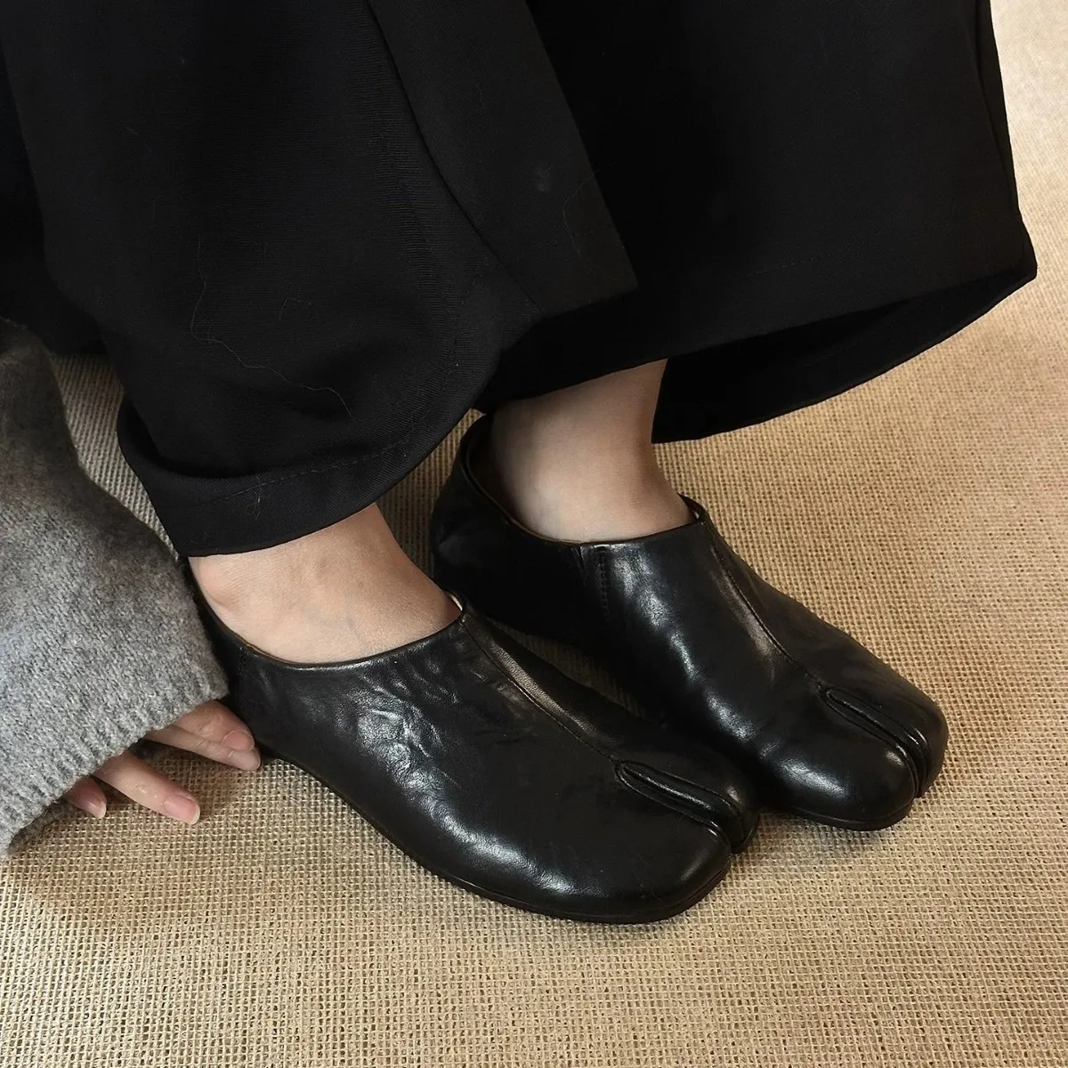 Women's Leather Split Toe Flats Comfortable Slip-On Mules Stylish Pointed Toe Shoes Trendy Spring Loafers Casual Walking Shoes thumbnail 4