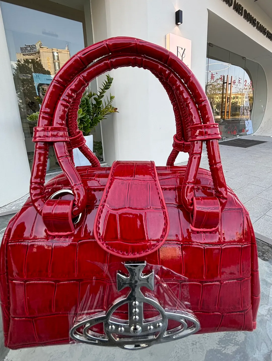 Vintage Crocodile Pattern Patent Leather Mini Crossbody Bag for Women - Elegant Empress Dowager Saturn Hand Chain Clip Bag - Image 5