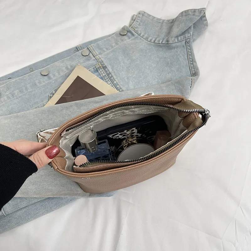 Women's Fashion PU Leather Bucket Bag with Wide Strap, Versatile Single Shoulder Crossbody Bag for Commuting and Daily Use thumbnail 4