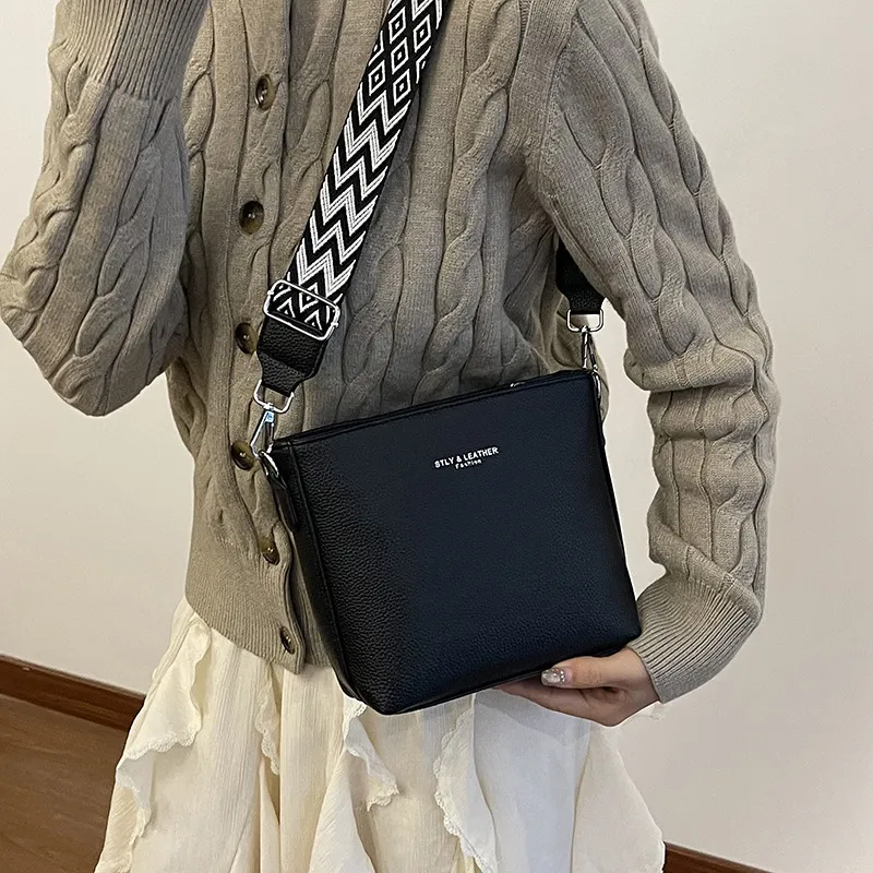 Women's Fashion PU Leather Bucket Bag with Wide Strap, Versatile Single Shoulder Crossbody Bag for Commuting and Daily Use thumbnail 2