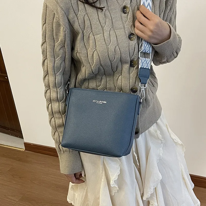 Women's Fashion PU Leather Bucket Bag with Wide Strap, Versatile Single Shoulder Crossbody Bag for Commuting and Daily Use thumbnail 3