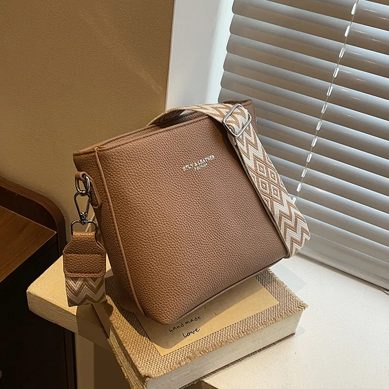 Women's Fashion PU Leather Bucket Bag with Wide Strap, Versatile Single Shoulder Crossbody Bag for Commuting and Daily Use thumbnail 9