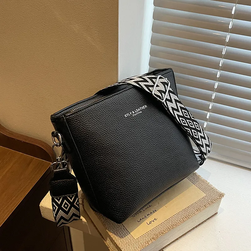 Women's Fashion PU Leather Bucket Bag with Wide Strap, Versatile Single Shoulder Crossbody Bag for Commuting and Daily Use thumbnail 6