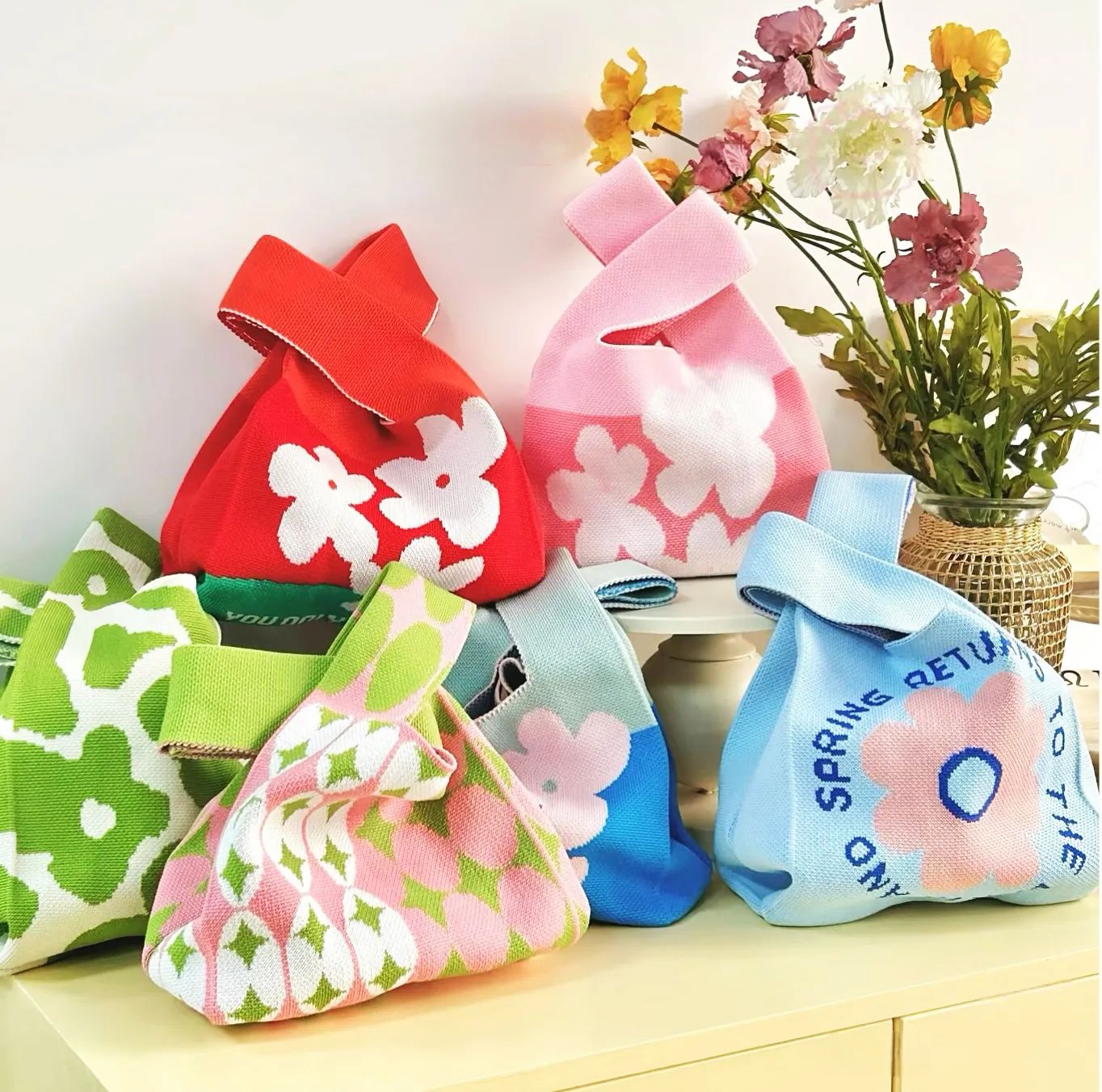 Mini Knitted Candy Bag for Parties & Celebrations - Lightweight Handbag for Wedding Favors, Baby's 100-Day, Full Moon Banquets & Birthday Snacks - Image 1