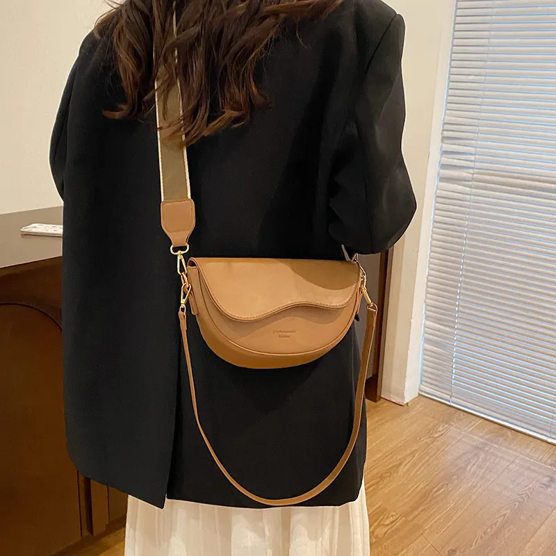 Women's Fashion Trendy Shoulder Bag - 2023 Winter Niche Casual Crossbody Saddle Bag for Ladies thumbnail 3