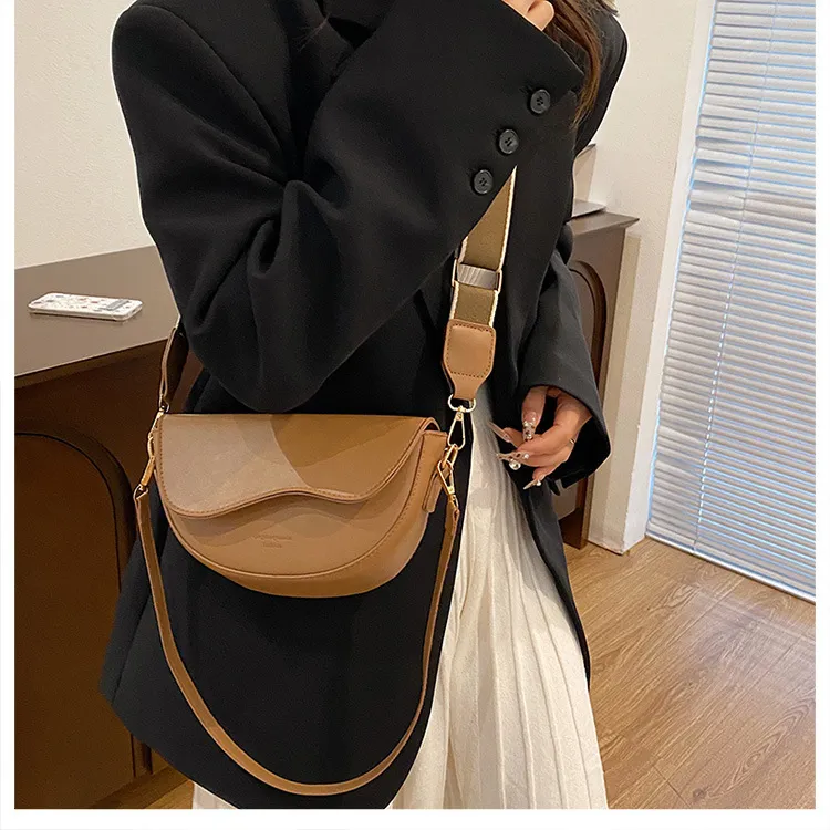 Women's Fashion Trendy Shoulder Bag - 2023 Winter Niche Casual Crossbody Saddle Bag for Ladies showcase 14