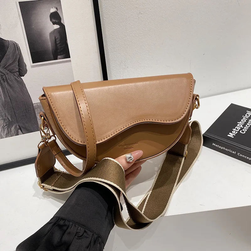 Women's Fashion Trendy Shoulder Bag - 2023 Winter Niche Casual Crossbody Saddle Bag for Ladies thumbnail 9