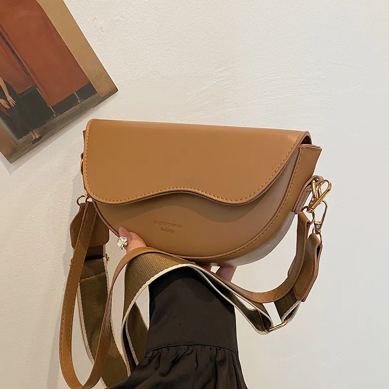 Women's Fashion Trendy Shoulder Bag - 2023 Winter Niche Casual Crossbody Saddle Bag for Ladies thumbnail 1