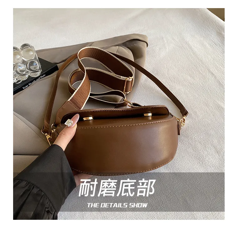 Women's Fashion Trendy Shoulder Bag - 2023 Winter Niche Casual Crossbody Saddle Bag for Ladies showcase 4