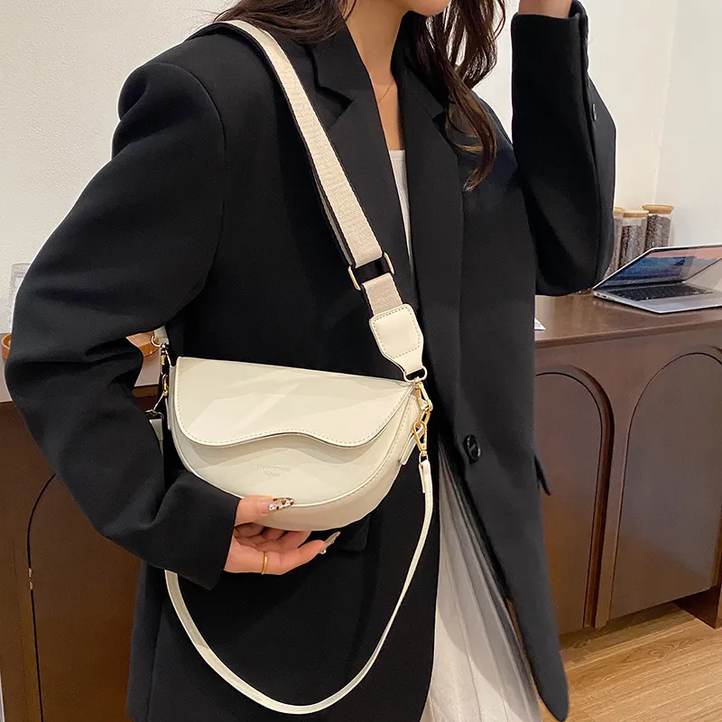Women's Fashion Trendy Shoulder Bag - 2023 Winter Niche Casual Crossbody Saddle Bag for Ladies thumbnail 4