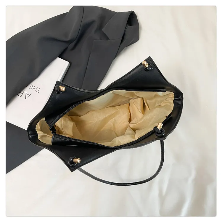 Luxury Plaid Shoulder Bag for Women - Stylish Autumn/Winter Commuter Armpit Bag, Versatile Handbag for Everyday Use thumbnail 4