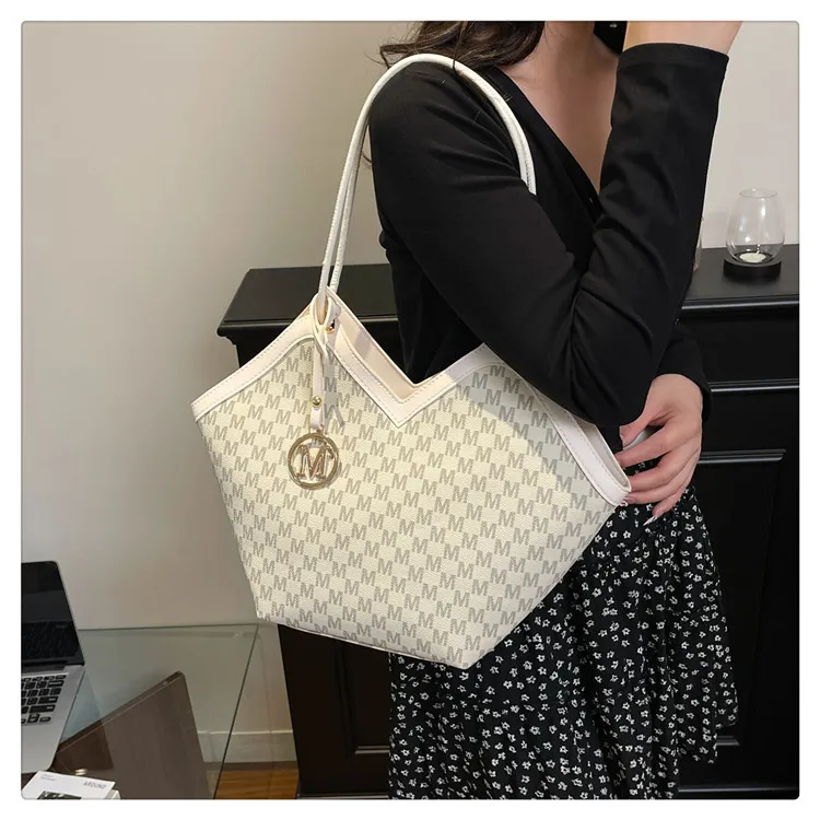 Luxury Plaid Shoulder Bag for Women - Stylish Autumn/Winter Commuter Armpit Bag, Versatile Handbag for Everyday Use thumbnail 6