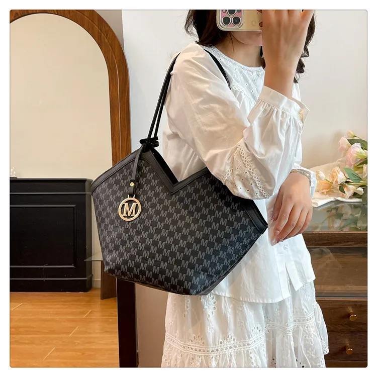 Luxury Plaid Shoulder Bag for Women - Stylish Autumn/Winter Commuter Armpit Bag, Versatile Handbag for Everyday Use thumbnail 8