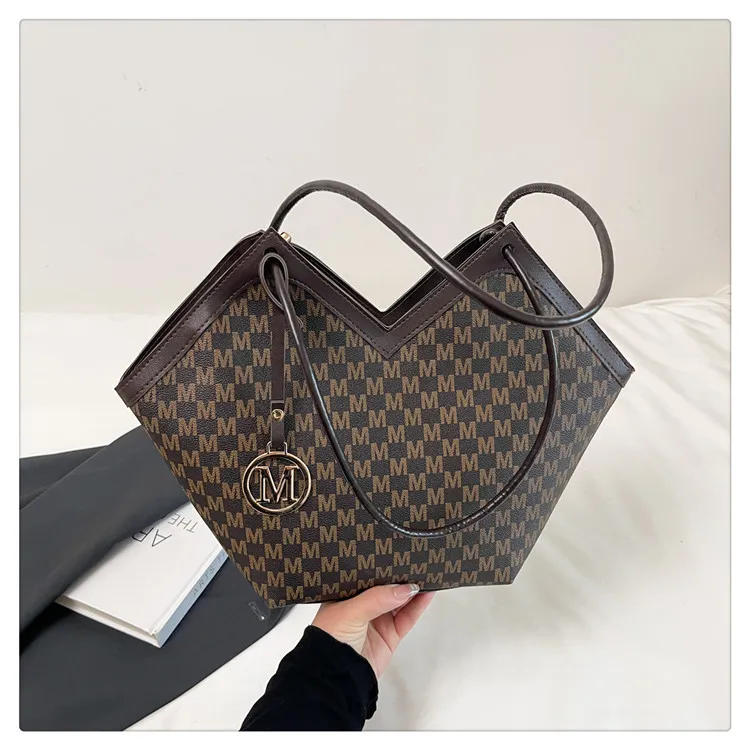Luxury Plaid Shoulder Bag for Women - Stylish Autumn/Winter Commuter Armpit Bag, Versatile Handbag for Everyday Use showcase 18
