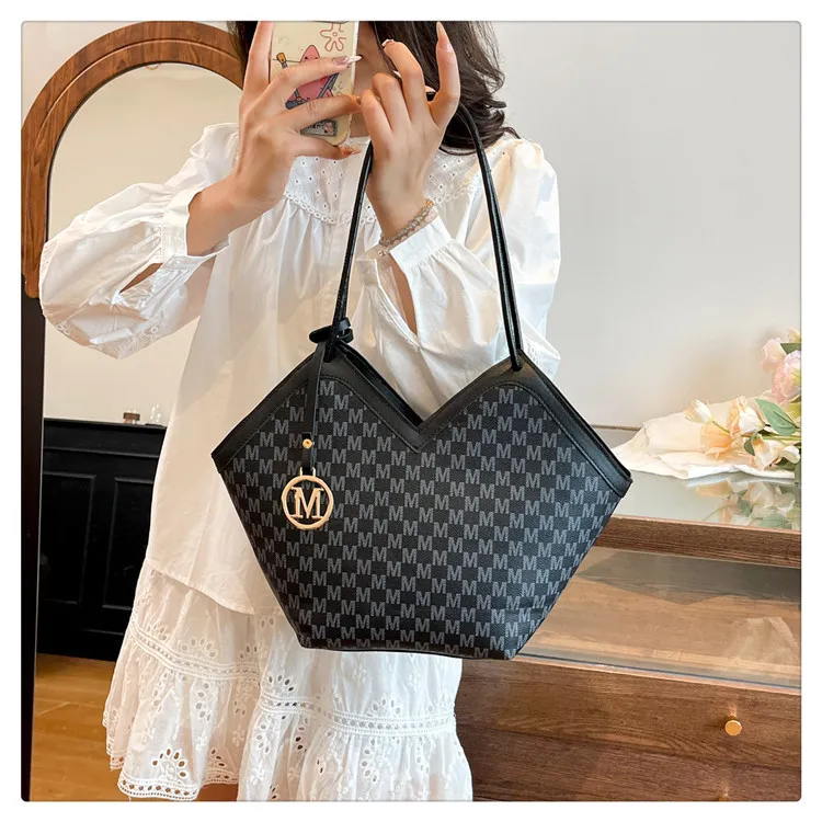 Luxury Plaid Shoulder Bag for Women - Stylish Autumn/Winter Commuter Armpit Bag, Versatile Handbag for Everyday Use thumbnail 1