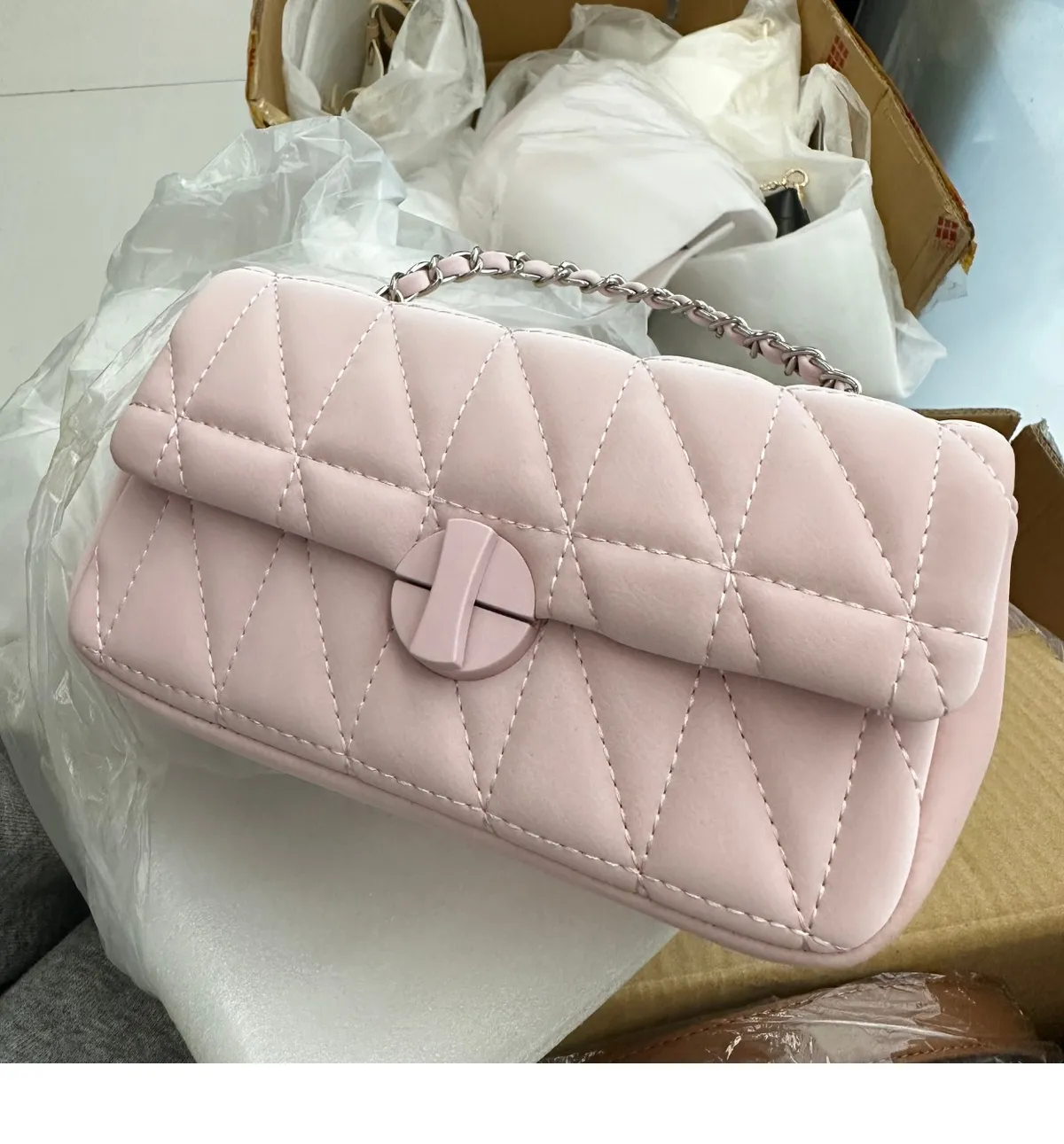 2026 Spring Summer Quilted Chain Shoulder Bag for Women, Versatile Crossbody Small Square Bag, High-End Textured Handbag showcase 3